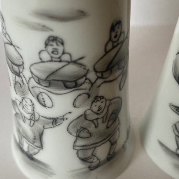 Vintage Salt and Pepper shakers artwork by 'Robert Mayokok. - Picture 4 of 7